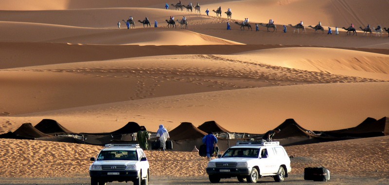 Bivouac au pied des dunes de Chigaga dans le Sahara authentique