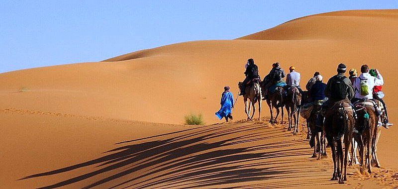 dunes de l'Erg Chebbi illuminées au soleil couchant, réveillon désert à Merzouga