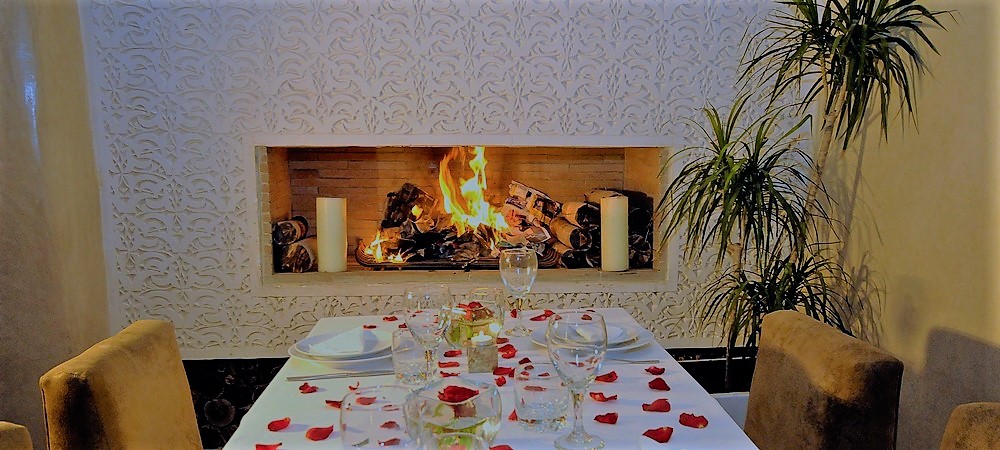 salon avec cheminée à Marrakech ambiance cosy hiver Marrakech