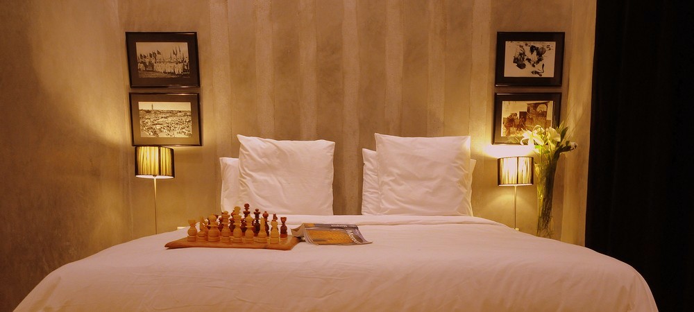 suite of the riad with its canopy bed, what to see in Marrakech with hammam, patio and rooftop terrace